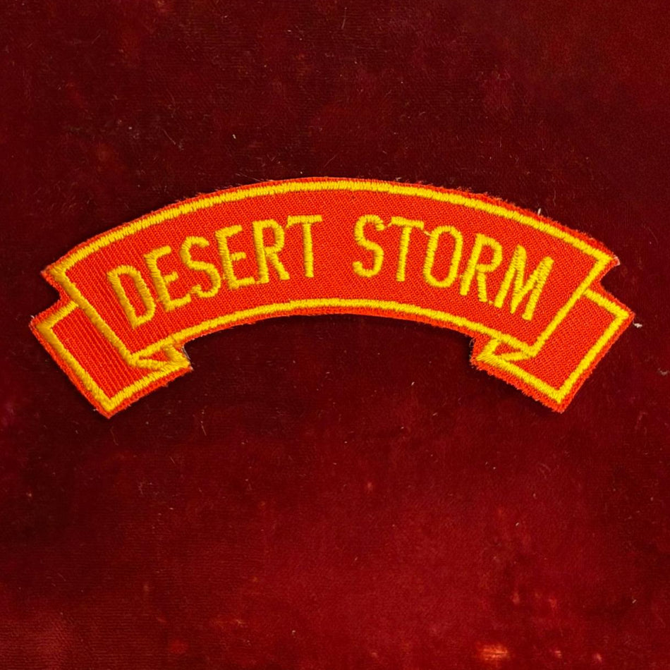 Distintivo con la scritta " DESERT STORM " - Variante