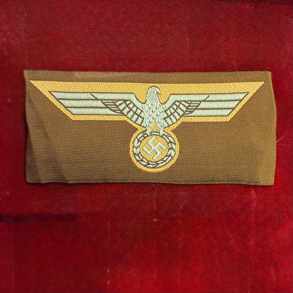 Aquila da petto in raso dell' Esercito tedesco su fondo marrone