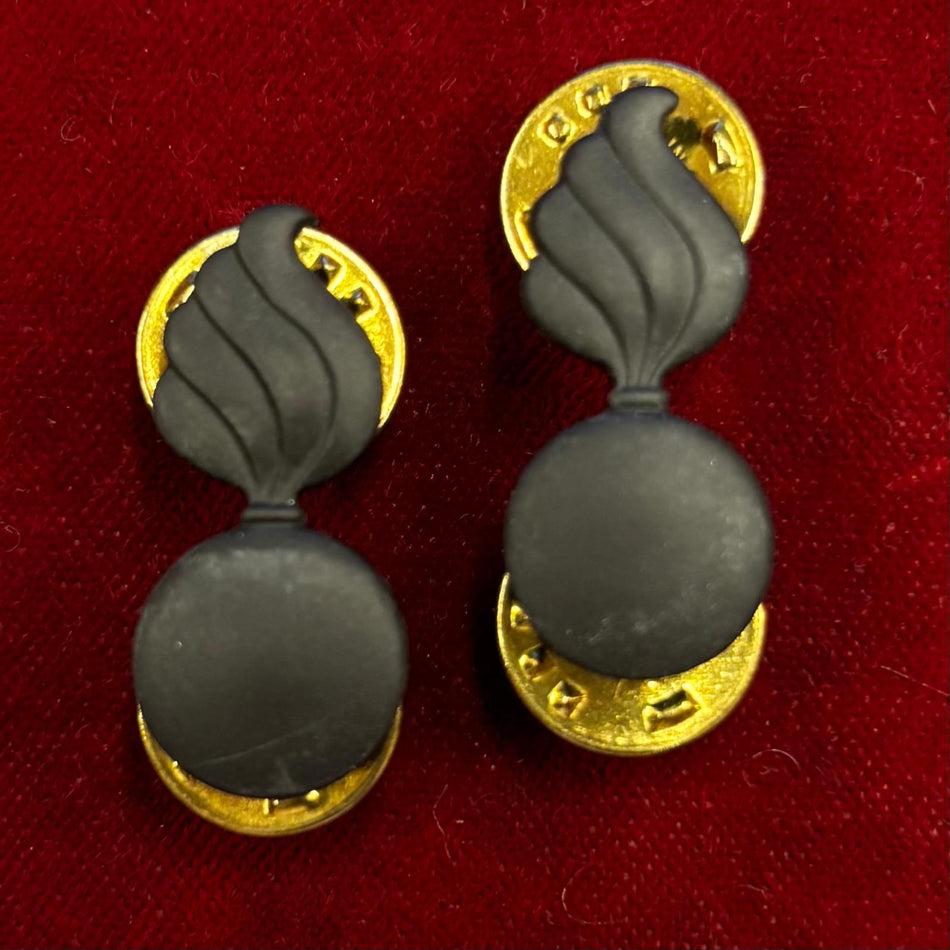 Distintivi "BOS Ordnance Corps" - in metallo nero - (Venduti in coppia)