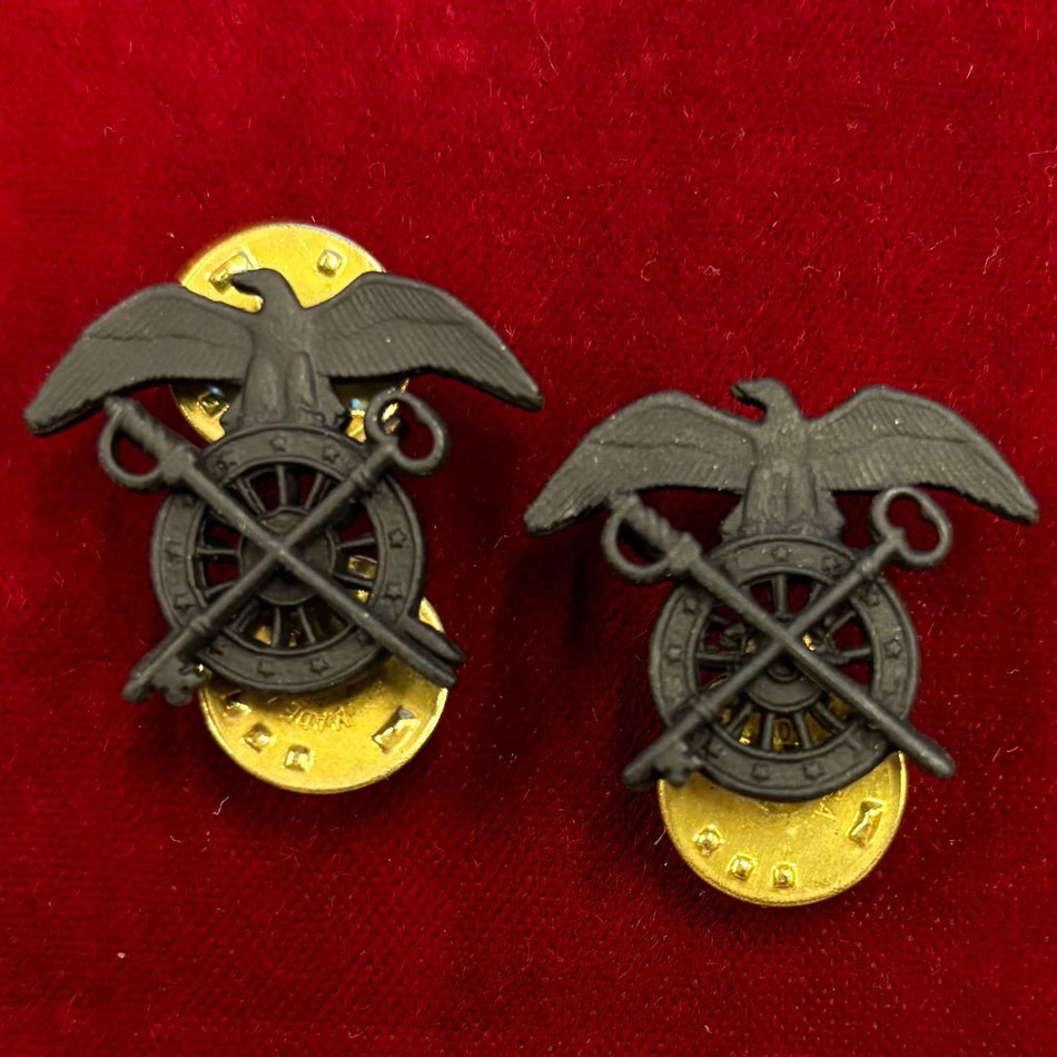 Distintivi "BOS Quartermaster Corps" - in metallo nero - (Venduti in Coppia)