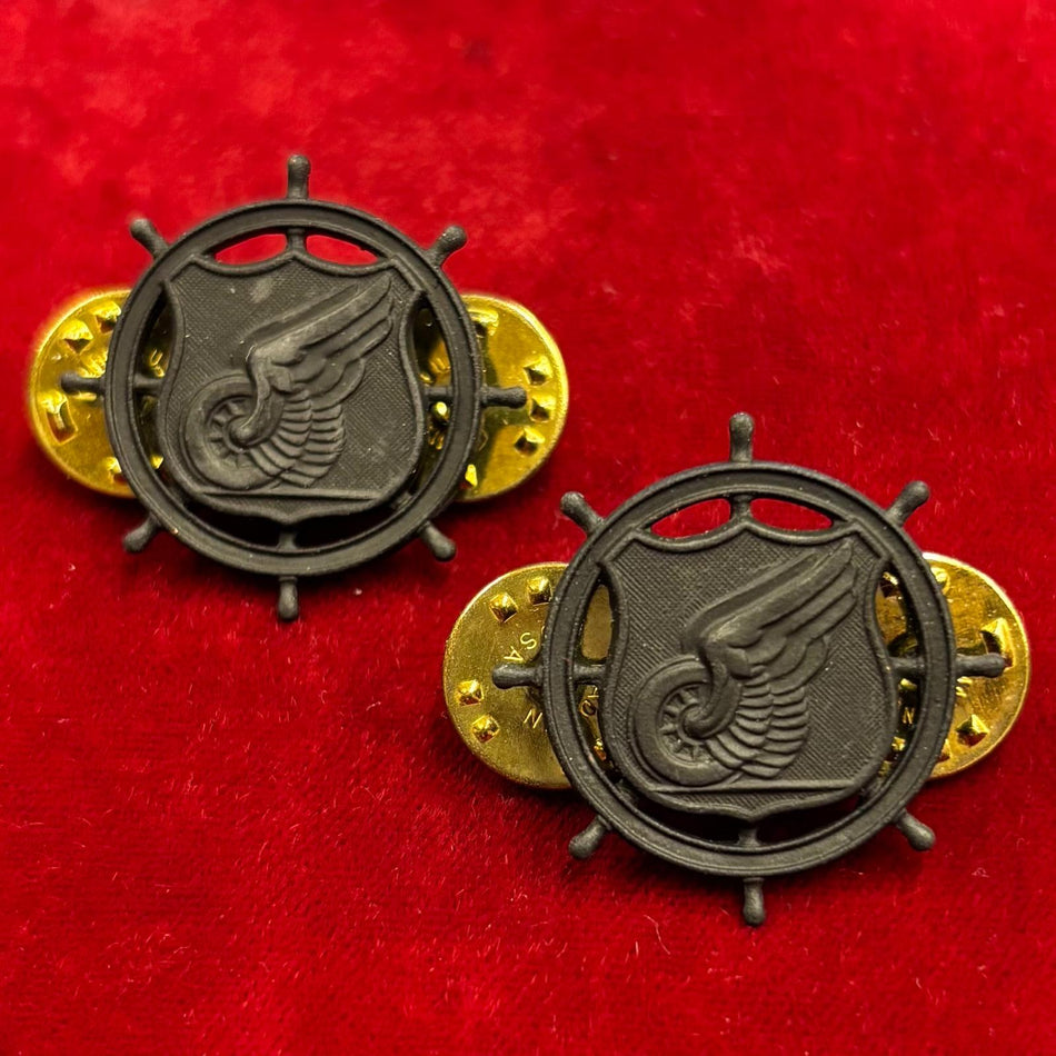 Distintivi "BOS Transportation Corps" - in metallo nero - (Venduti in Coppia)
