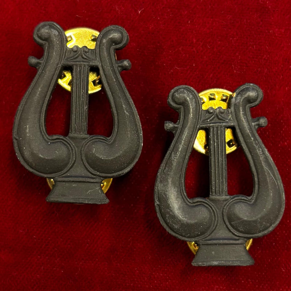 Distintivi "BOS Army Musician" - in metallo nero - (Venduti in Coppia)