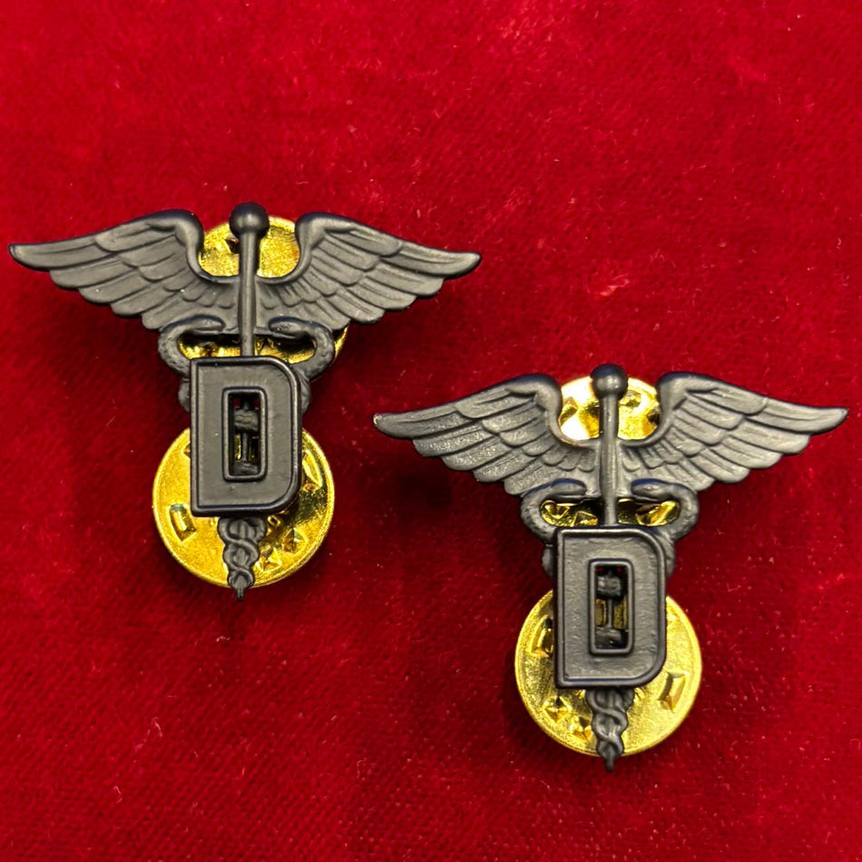 Distintivi "BOS Dental Corps - D" - in metallo nero - (Venduto in coppia)
