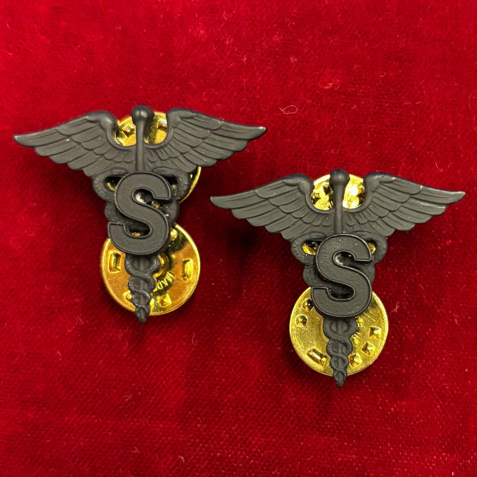 Distintivi "Army Medical Specialist Corps - S" - in metallo nero - (Venduti in coppia)