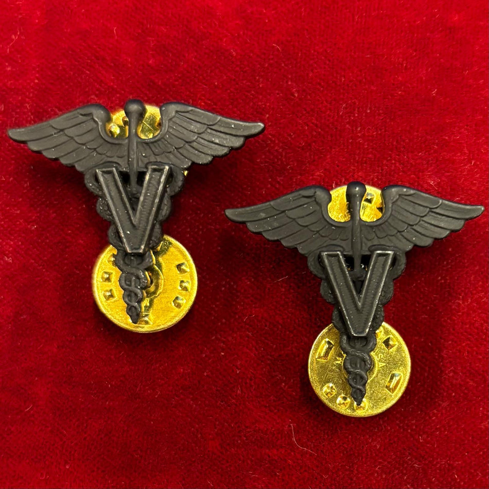 Distintivi "Veterinary Corps - V" - in metallo nero - (Venduti in coppia)