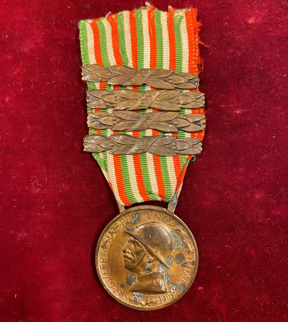 Regno d'Italia - Medaglia della campagna di guerra 1915 - 1918 "CONIATA NEL BRONZO NEMICO"