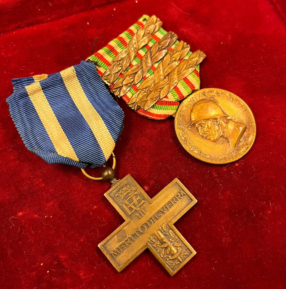 Regno d'Italia - Medagliere Croce al Merito di Guerra V.E. III - Medaglia della campagna di guerra 1915 - 1918 "CONIATA NEL BRONZO NEMICO"
