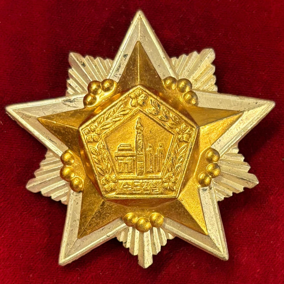 Corea del Nord - Medaglia commemorativa per la Costruzione di Opere Pubbliche a Pyongyang (수도건설기념훈장)