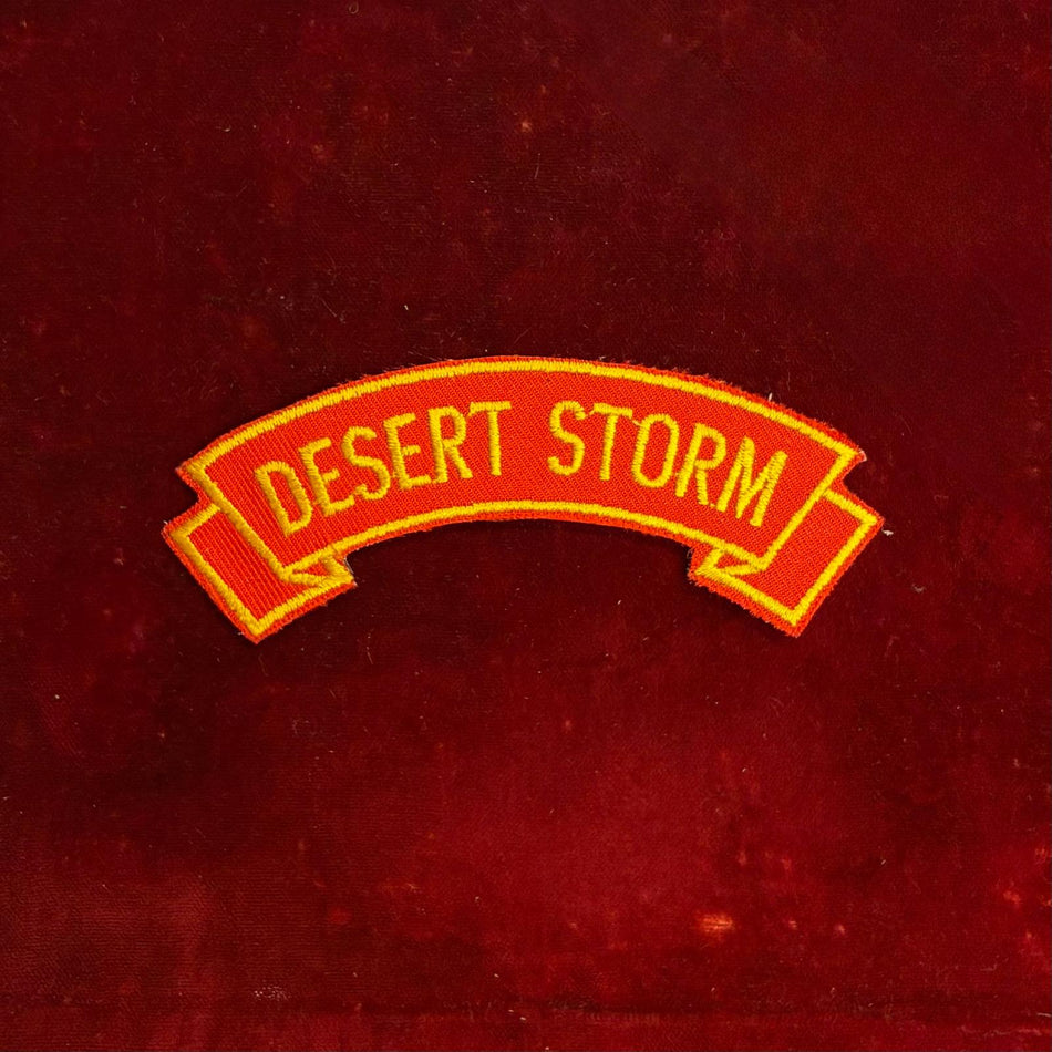 Distintivo con la scritta " DESERT STORM "