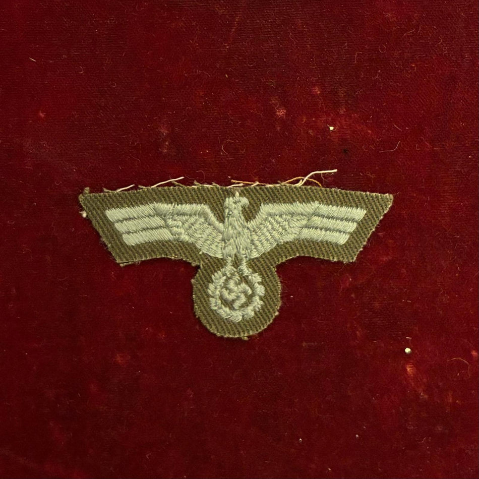 Aquila da bustina per truppe dell' Esercito tedesco su fondo grigio/verde