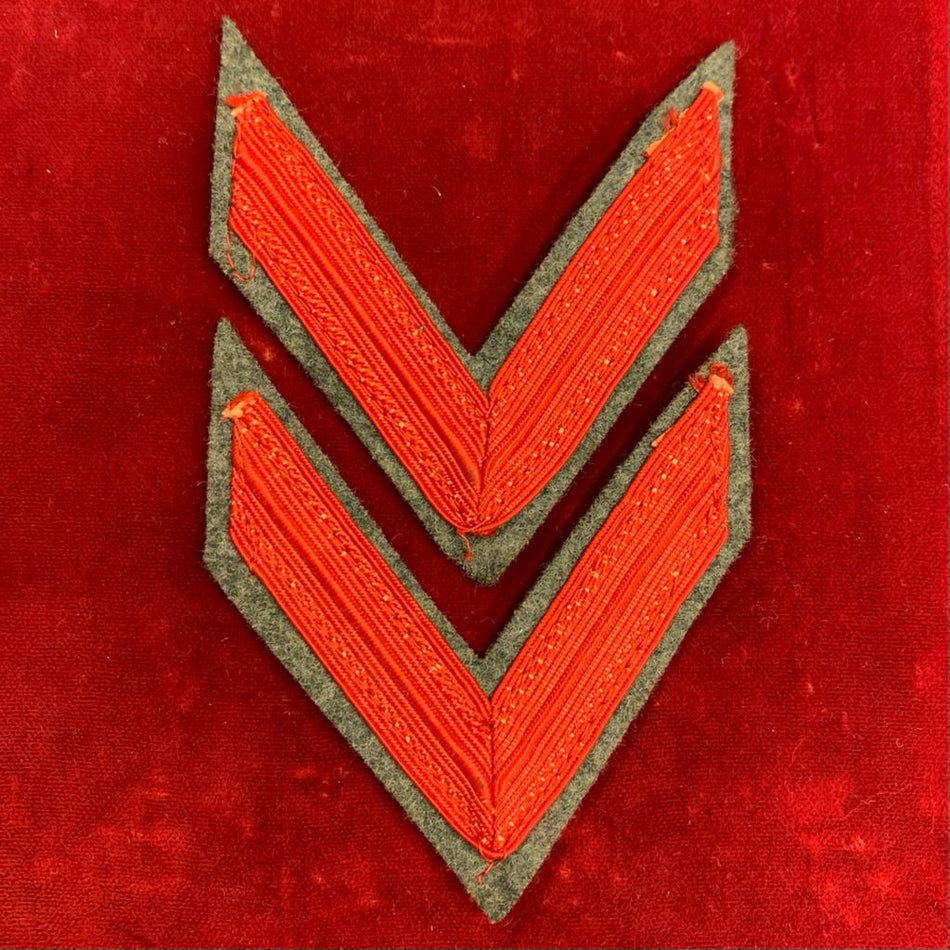 Coppia di gradi da manica da soldato scelto su panno grigio/verde