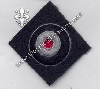 Coccarda da bustina su fondo verde scuro in panno