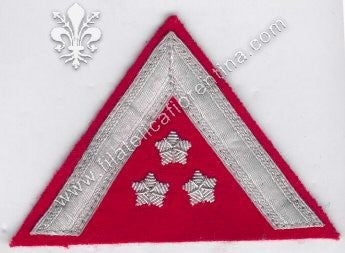 Grado da Berretto su fondo rosso