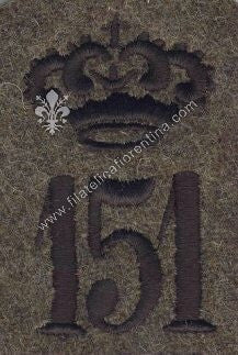 Fregio da Beretto su fondo grigio-verde della 1^ G.M del 151° Reggimento - SASSARI