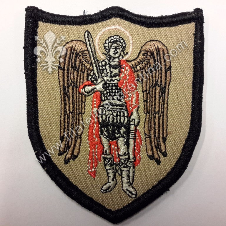 Distintivo con San Michele su sfondo sabbia