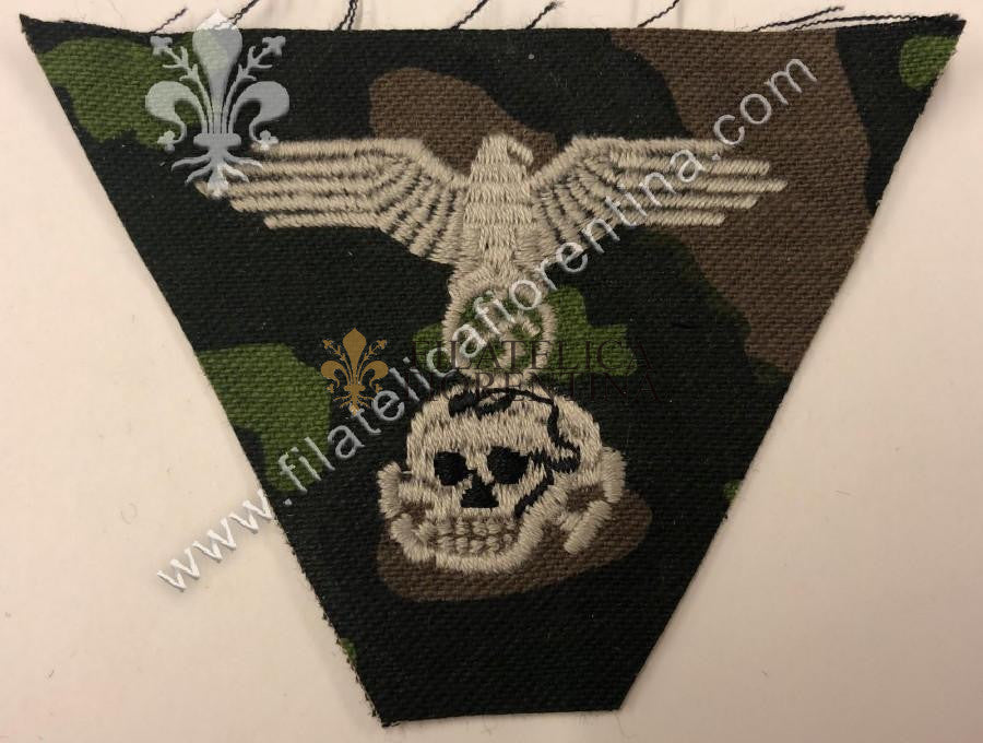 Aquila e totenkopf da truppa SS su fondo mimetico