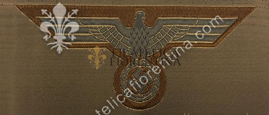 Aquila da petto in seta con filo grigio, fondo marrone