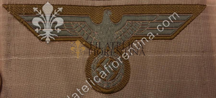Aquila da petto su seta filo grigio, fondo kaki