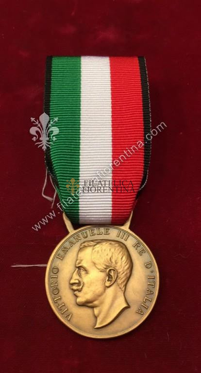 Medaglia ai benemeriti della Educazione Popolare con nastro - Vittorio Emanuele III° Re d'Italia