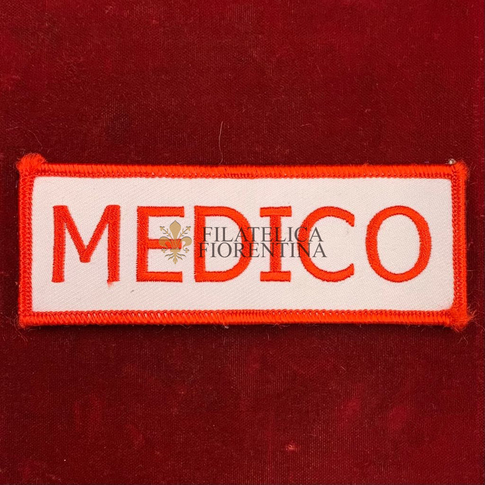 Distintivo con la scritta MEDICO