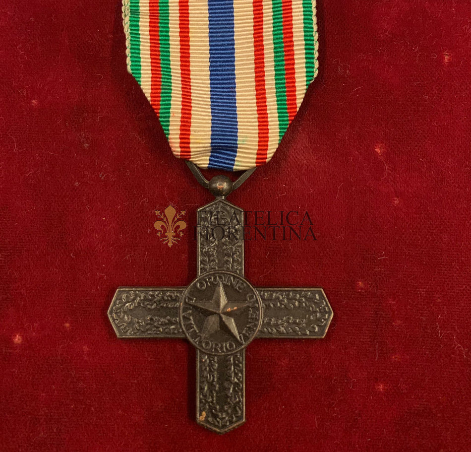 Regno d'Italia - Medaglia a croce dell' Ordine di Vittorio Veneto