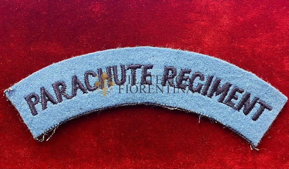 Scritta da spalla PARACHUTE REGIMENT su celeste